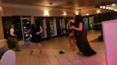 سقوط مروع لامرأة في حفل زفاف (فيديو)
