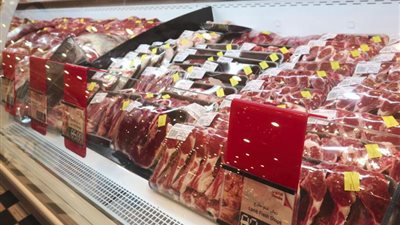 «اللحوم المصنعة بها سم قاتل».. تشميع مصنع لإنتاج اللحوم من فضلات الدواجن بالقليوبية.. استخدام الأرجل في التصنيع بالإسكندرية.. فرم الدواجن النافقة لإنتاج اللانشون بالشرقية.. وبيطري: تسبب الفش