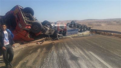 أول صور لانقلاب تريلا بطريق «سفاجا - الغردقة» في البحر الأحمر