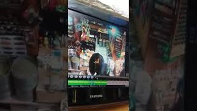 لص يستغل مشاجرة ويسرق هاتفا محمولا (فيديو)