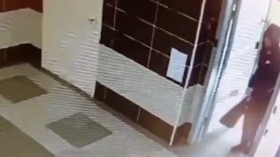 طفل يتعرض لسرقة هاتفه المحمول في مدخل مسكنه (فيديو)