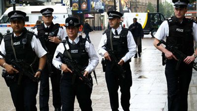 شرطة بريطانيا تعتقل رجلًا وامرأة للاشتباه في تورطهما بأعمال مسلحة