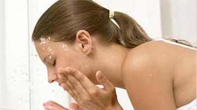 الشوفان وماء الورد لتقشير البشرة وتوحيد لونها