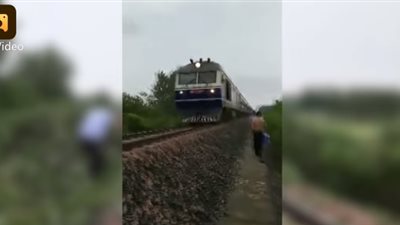 رجال شرطة يخاطرون بحياتهم لتحذير سائق قطار