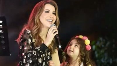 بالفيديو.. طفلة تقتحم المسرح في حفل نانسي عجرم وتشاركها الغناء