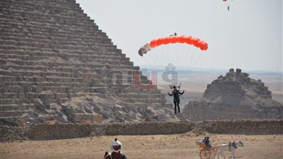 ختام مهرجان القفز بالمظلات فوق سفح الأهرامات بمشاركة 120 أجنبيا (صور)