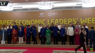 بالفيديو.. ترامب يصافح بوتين بحرارة في قمة «آبيك»