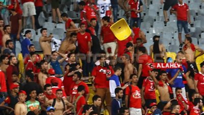 10 صور ترصد آثار عنف جماهير الأهلي في مدرجات «برج العرب»