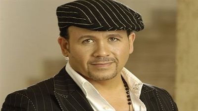 هشام عباس يؤجل ألبومه خوفًا من الأحداث السياسية