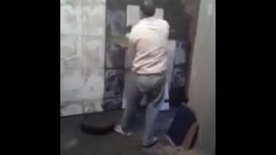 بالفيديو.. مبلط سيراميك يشعل مواقع التواصل بوصلة رقص أثناء عمله