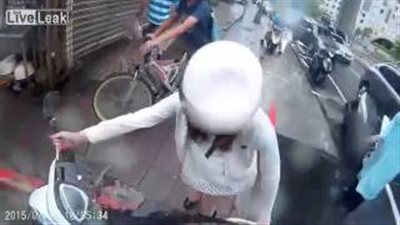 شاهد.. «حسناء» تسقط من على دراجتها.. والكل يتهافت لنجدتها