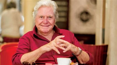 حسين فهمي عن وصفه بالبخيل: «من يعرفني يعلم الحقيقة»