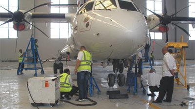 فرار عاملين بشركة طيران في مطار القاهرة هربا «بلي» عجل طائرات