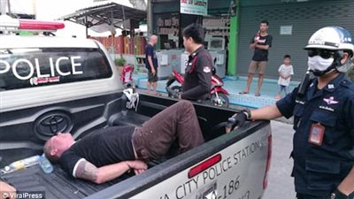 بالفيديو والصور.. سائح يعتدي على عاملات متجر ويسرقه