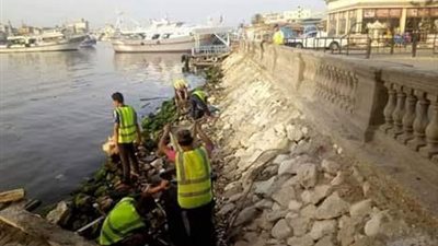 فرنسية تطلق مبادرة لتنظيف شاطئ النيل من مخلفات شم النسيم بالأقصر