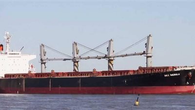 التحالف العربي يسمح لسفينة تركية هاجمها الحوثيون بدخول ميناء الصليف