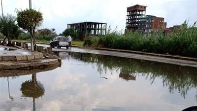 مياه الأمطار تغرق شوارع دمياط وتعيق حركة المرور (صور)