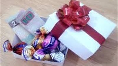 «العيدية» عربون محبة من الكبار للصغار.. المصريون يوزعون الأموال حسب الأعمار.. السعودية تخصص يوما للبنين وآخرا للبنات.. فرحة الكويت في «القرقيعان».. الإمارات تحولها لهدايا.. والمغرب