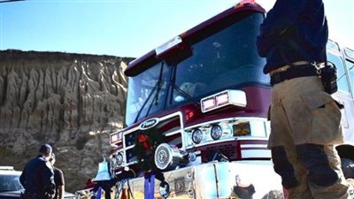 مشهد مرعب.. انحراف سيارة مسرعة بإحدى الطرق واختفائها في الماء | فيديو