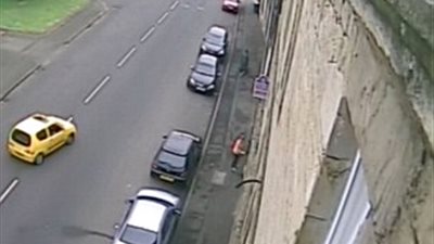 بالفيديو والصور.. أغبى محاولة لركن سيارة