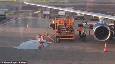 تسرب وقود على أرض مطار بسبب انشغال عاملين (فيديو وصور)