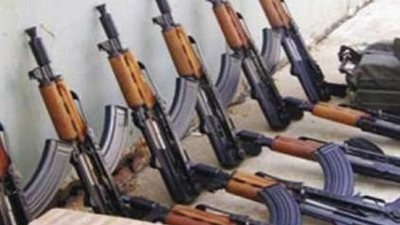 ضبط متهم وبحوزته أسلحة وبنادق آلية دون ترخيص