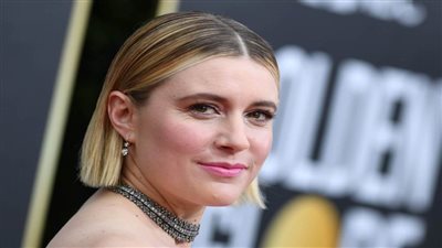 جريتا جيروج تتألق بإطلالة سوداء بحفل جولدن جلوب (صور)