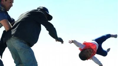 رجل يلقي ابنته من أعلى سطح منزله لحظة القبض عليه (صور)