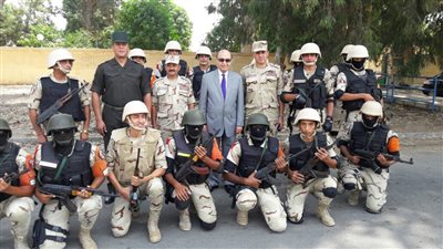 مميش يتفقد قوات تأمين المجرى الملاحي بقناة السويس وأعمال الكوبري العائم