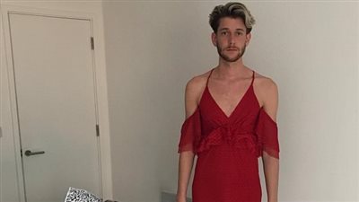 شاهد ما فعله شاب بفستان حصل عليه بطرد خاطئ (صور)