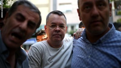 المدعي العام التركي يطلب رفع الإقامة الجبرية عن القس الأمريكي