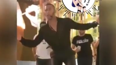 محمد رمضان يغني 