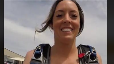 امرأة تقفز من طائرة مقلوبة (فيديو)