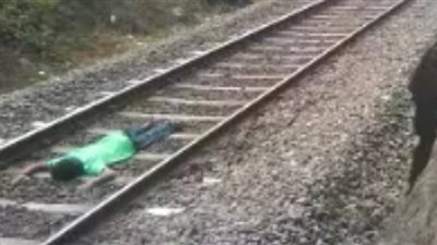 رجل يتمدد أسفل قطار مسرع (فيديو)