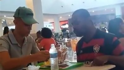 عامل يطعم رجلا ذا إعاقة (فيديو)