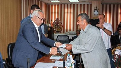 محافظ الشرقية يكرم موظفا بمدرسة لتفانيه وإخلاصه في العمل