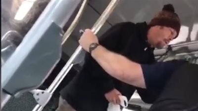 شرطي يلقي مشردا من حافلة أمريكية (فيديو)