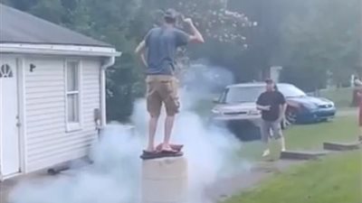 شاهد ما حدث لرجل اعتلى صندوقا للألعاب النارية (فيديو وصور)