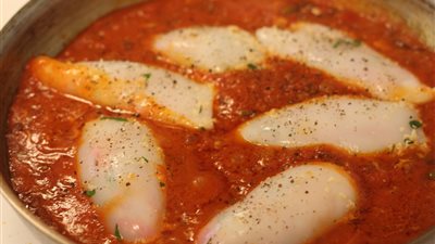 طريقة إعداد فيليه السمك بـ«الصوص الأحمر»