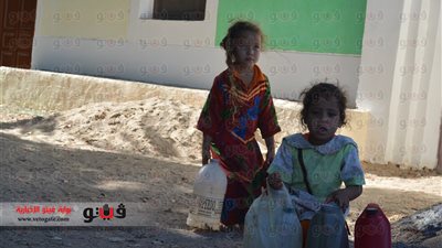 بالفيديو والصور.. معاناة أطفال دشنا بسبب انقطاع المياه