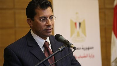 وزير الرياضة يتفقد عرضا فنيا للوحات الفائزة بـ«إبداع»