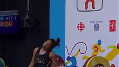 بالفيديو والصور.. لحظة سقوط حمل الأثقال على لاعبة بكندا