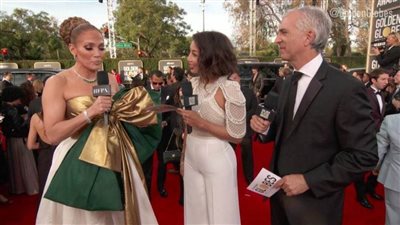 جينفر لوبيز تظهر بشكل الهدية في حفل جولدن جلوب (صور)