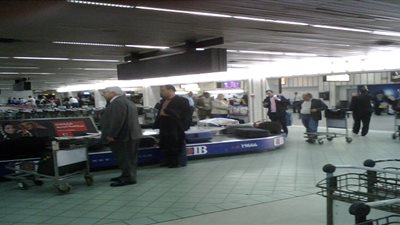 الجمارك تحكم قبضتها على عمليات التهريب بالمطار.. ضبط أدوية مستوردة بحوزة رئيسي وردية.. إحباط محاولة إخفاء 17 كجم فضة.. وعاملان يلوذان بالفرار هربا «بلي» عجل طائرة