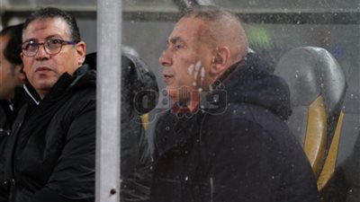 إبراهيم حسن يجتمع بلاعبي المصري قبل انطلاق المران