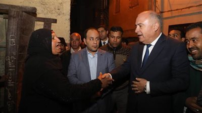 محافظ قنا يقرر نقل الأسر المتضررة من طفح مياه الصرف الصحي بمدينة فرشوط | صور