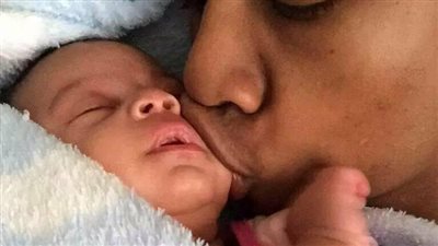 بالصور.. قبلة أم لرضيعها تثير ضجة عبر فيس بوك