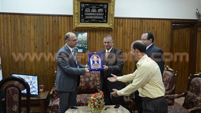 بالصور.. محافظ كفر الشيخ يهنئ رئيس محكمة ويهدي درعًا للمحامي العام
