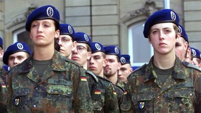 5 دول أدركت قوة النساء في جيوشها.. أستراليا تخفف متطلبات الالتحاق بالقوات المسلحة.. روسيا تبدأ تدريبهم على قيادة الطائرات الحربية.. وبريطانيا تدفعهن في خطوط المواجهة.. وأمريكا تجبرهن على التجنيد