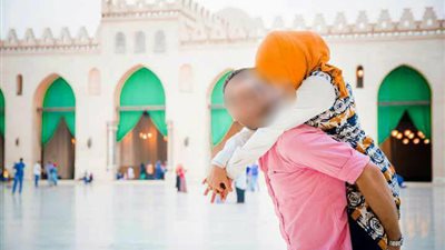 «فوتو سيشن» يدنس مسجد الحاكم بأمر الله.. شاب وفتاة في أوضاع رومانسية.. «الآثار» تحيل مديري عموم منطقة الجمالية للتحقيق.. الأوقاف: الجيل الحالي ينتهك حرمة بيوت الله.. وتشابك المسئول